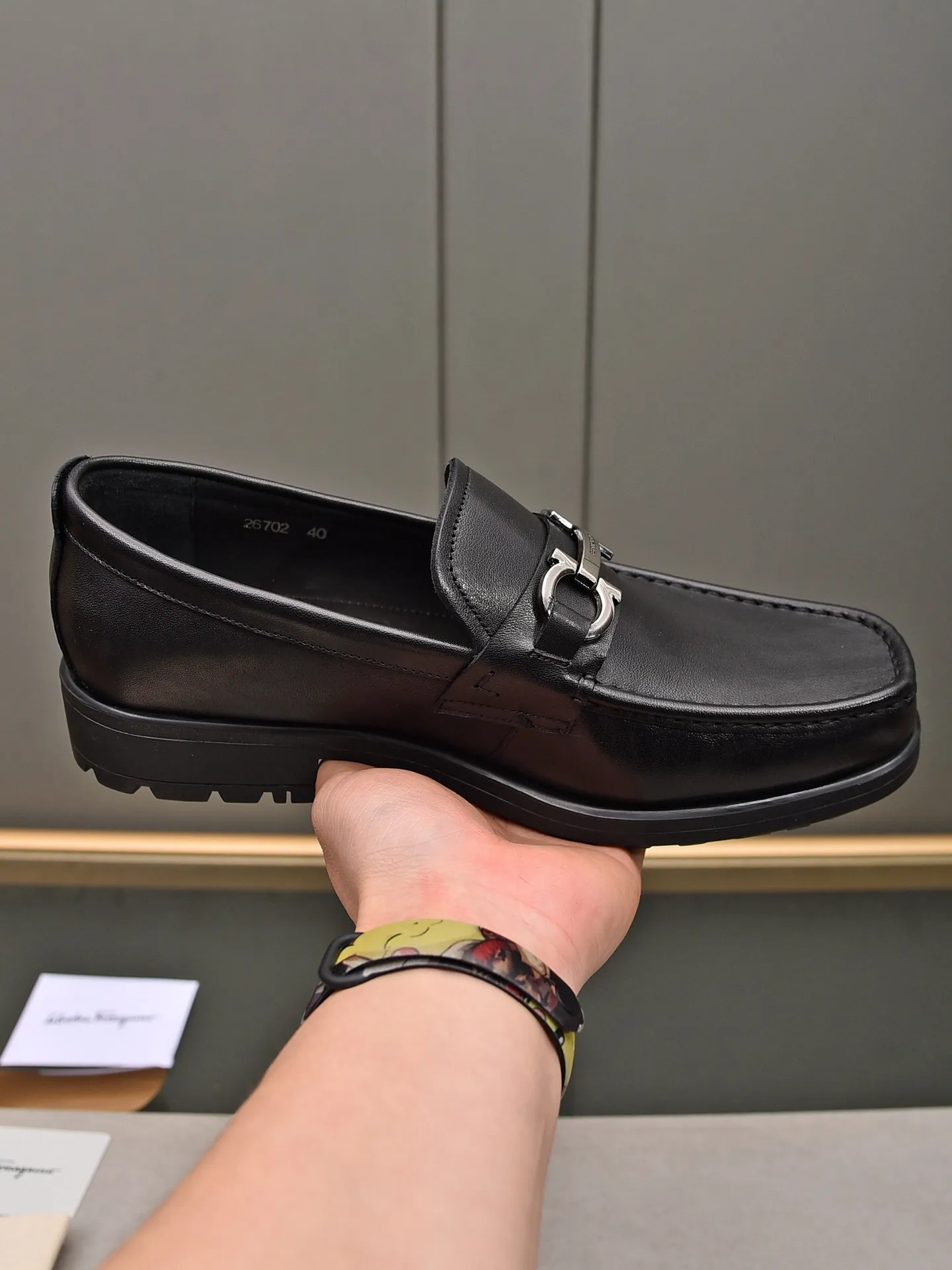 Men's shoes 💰: 500 Brand: Ferragamo Size: Men's size 38/44 (45 can be customized) Grade: Same style as the official website High-end quality men's shoes Material: Original first-layer calfskin Water-dyed cowhide lining Original outsole Style categories: Men's fashionable formal business casual leather shoes Slip-on men's shoes high-top series Young fashion European and American trends British style Casual matching Comfortable feet